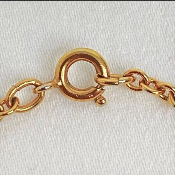 Avon Pendant Necklace Onyx Cabochon Encircled Pearlesque Beads Gold Tone Chain - Picture 7 of 14